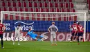 El jugador de Osasuna Ruben Garcia marca gol de penalti al Athletic en Pamplona. Europa Press.