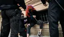 Feministas se encadenan en el Parlamento de Navarra durante una protesta del 8M. PABLO LASAOSA