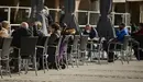 Varias personas en una de las terrazas de la Plaza del Castillo de Pamplona, con mascarilla para evitar propagar el coronavirus. PABLO LASAOSA