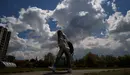 Una chica camina por las calles de Pamplona durante la crisis de la pandemia del coronavirus. MIGUEL OSÉS