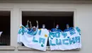 Bomberos realizan junto a trabajadores de Correos el aplauso a los sanitarios, en la puerta principal del Hospital Regional de Málaga, por su trabajo que estan realizando dichos sanitarios, a causa de la pandemia sufrida por el COVID-19. Málaga a 8 de abril 2020
Álex Zea / Europa Press
  (Foto de ARCHIVO)
8/4/2020