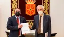 El presidente de la Oficina de Transparencia de Navarra, Juan Luis Beltrán, entrega la memoria de 2020 al presidente del Parlamento foral, Unai Hualde. PARLAMENTO DE NAVARRA