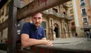 El escritor navarro Javier Celay, posa en una entrevista. MIGUEL OSÉS