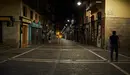 Varias personas caminan por la calle Estafeta de Pamplona minutos antes del toque de queda impuesto hasta septiembre a causa de la quinta ola del coronavirus. PABLO LASAOSA