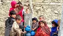 Unos niños y niñas recogen agua de un poblado de Afganistán. ARCHIVO