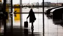 Una mujer con una maleta en el aeropuerto de Madrid - Barajas Adolfo Suárez, a 21 de abril de 2021. Alejandro Martínez Vélez / Europa Press