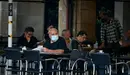 Un hombre con mascarilla se toma algo en una terraza de un bar de la Plaza del Castillo de Pamplona. PABLO LASAOSA