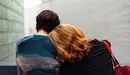 Dos personas se abrazan. ARCHIVO