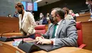María Chivite, presidenta del Gobierno de Navarra toma asiento en el Parlamento junto al Vicepresidente Remírez. PABLO LASAOSA