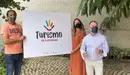 Félix Floristán, Estibaliz Laraña y Sergio Vitas, durante la presentación del logotipo de 'Turismo de Fustiñana'. CEDIDA