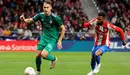 MADRID, 20/11/2021.- El defensa de Osasuna Unai García (i) se escapa del centrocampista francés del Atlético de Madrid Thomas Lemar, durante el partido la jornada 14 de LaLiga que se disputa hoy sábado en el estadio Wanda Metropolitano, en Madrid.- EFE/ZIPI
