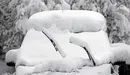 Aspecto que presenta un vehículo completamente cubierto de nieve acumulada tras las intensas nevadas. EFE/ Jesús Diges