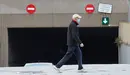 Varias personas de Pamplona tras la recuperación de la obligatoriedad del uso de las mascarillas en exteriores. IÑIGO ALZUGARAY