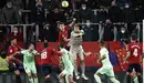 El guardameta del Athletic de Bilbao Unai Simón (4d) despeja un balón junto al croata Ante Budimir, de Osasuna, durante el partido de la jornada 19 de Liga en Primera División que Osasuna y Athletic de Bilbao juegan hoy lunes en El Sadar, en Pamplona. EFE/Jesús Diges