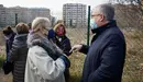 Ccto de colocación de una placa conmemorativa en el paseo Fernando Redón Huici con la asistencia del alcalde de Pamplona, Enrique Maya, acompañado por María Castiella, viuda del arquitecto, junto con miembros de la Corporación municipal. PABLO LASAOSA