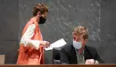La presidenta María Chivite junto a Maiorga Ramírez en el Parlamento. PABLO LASAOSA