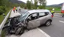 Choque frontal entre un camión y un turismo en la PA-30 entre Arre y Olloki. BOMBEROS DE NAVARRA