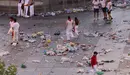 PAMPLONA, 09/07/2022.- Los trasnochadores deambulan por la Plaza del Castillo de Pamplona entre la basura acumulada tas la primera noche del fin de semana de los Sanfermines 2022, antes del encierro de este sábado. EFE/Villar López
