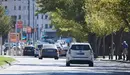 Varios vehículos circulan por la Avenida del Ejército de Pamplona. PABLO LASAOSA