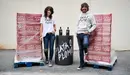 Belate e Iñaki Beunza, de la marca Plata o Plomo, junto a varias cajas. PABLO LASAOSA
