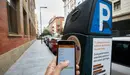 Una persona realizada el pago de la Zona Azul con la aplicación Telpark en su teléfono móvil en Pamplona. IÑIGO ALZUGARAY
