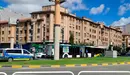 La villavesa en la que ocurrió el suceso, parada en la plaza de la Paz de Pamplona junto a varios coches de Policía MunIcipal.