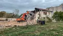 Una grúa trabaja en el derribo de la Vaquería de Oroz, en el barrio de Azpilagaña. AYUNTAMIENTO DE PAMPLONA