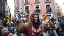 Los Reyes Magos llegan a Pamplona por el Puente de la Magdalena y el Portal de Francia para la posterior cabalgata por la ciudad. PABLO LASAOSA