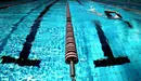 Una persona nada en una piscina cubierta. ARCHIVO