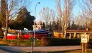 Un barco pesquero merlucero da la bienvenida la hostal Dos Haches en Figarol. DOS HACHES