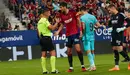 Miguel Angel Ortiz Arias (árbitro del partido), Alejandro Catena (24. CA Osasuna), Robert Lewandowski (9. FC Barcelona) y Aitor Fernández (13. CA Osasuna) durante el partido de La Liga EA Sports entre CA Osasuna y FC Barcelona disputado en el estadio de El Sadar en Pamplona. IÑIGO ALZUGARAY