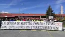 Trabajadores y miembros del comité de empresa de BSH Esquíroz, ante las puertas de la fábrica. EUROPA PRESS
