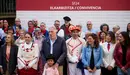 Foto conjunta con colectivos y personas vinculadas a los Sanfermines 2024 en apoyo a la convivencia durante las fiestas. PABLO LASAOSA