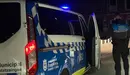 Un agente de la Policía Municipal de Pamplona junto a un furgón. POLICÍA MUNICIPAL DE PAMPLONA