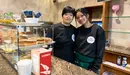 Li Hua Chen con su hija Wen Jing Cai Chen en el bar Gastón de Pamplona. Navarra.com