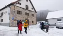 Temporal de nieve en Roncesvalles, este domingo. La Agencia Estatal de Meteorología (Aemet) ha activado el aviso rojo en varias zonas de Aragón, Asturias, Castilla y León, Cataluña y Navarra por fuerte viento, mala mar y nevadas debido a que hoy es el día álgido del temporal de frío ártico que entró ayer por el norte peninsular y que se irá recrudeciendo a lo largo de esta jornada. EFE/ Villar López