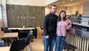 Aliaksey y Yuliya en el interior del  bar Chaflán en Pamplona. Navarra.com