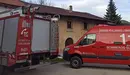 Imagen de los servicios de emergencia en Urdíroz, pueblo en el que ha cedido el suelo de una borda. BOMBEROS DE NAVARRA