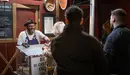 Mikel, el castañero de San Nicolás, vendiendo castañas. CEDIDA