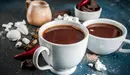 Una taza de chocolate caliente.