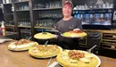 La cocinera Linda Healy con sus tortillas de patata en la cervecería Aitzane. Navarra.com