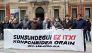 El comité de empresa de Sunsundegui se concentra frente al Parlamento de Navarra con el lema 'Sunsundegui ez itxi. Necesitamos un proyecto industrial que garantice el empleo en Alsasua'. IÑIGO ALZUGARAY