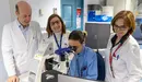 De izquierda a derecha, el Dr. Felipe Prósper, la Dra. Susana Inogés, Rebeca Lara, técnico de laboratorio y la Dra. Ascensión López en el laboratorio GMP de Terapia Celular de la Clínica Universidad de Navarra. CEDIDA