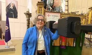 Marimar Ganuza se agarra al paso del descendimiento en el local de la hermandad de la pasi&oacute;n. Navarra.com