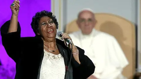Aretha canta ante el Papa.