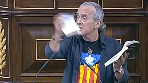 Sabino Cuadra rompiendo la Constitución. EUROPAPRESS.