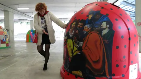 La campaña 'Sal de dudas' impulsa una acción creativa en los contenedores de vidrio para concienciar sobre el VIH/sida.