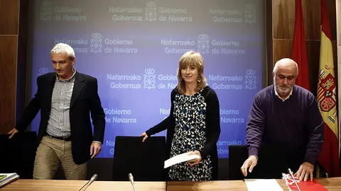 GRA201 PAMPLONA, 14/10/2015.- El consejero de Economía y Hacienda, Mikel Aranburu (i), la portavoz del Gobierno y consejera de Relaciones Ciudadanas e Institucionales Ana Ollo y el consejero de Educación José Luis Mendoza Peña, durante la rueda de prensa para dar a conocer los acuerdos alcanzados en la reunión del Consejo de Gobierno celebrada hoy. EFE/Jesús Diges