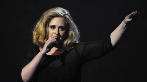Adele durante un concierto. EFE.