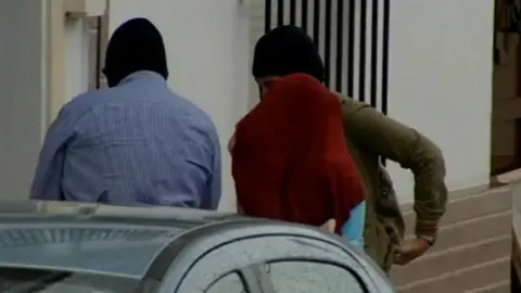 Detenida en el puerto de Barajas.